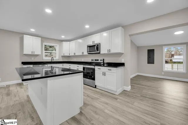 $299,000 | 135 Commercial Circle, Westminster, SC 29693