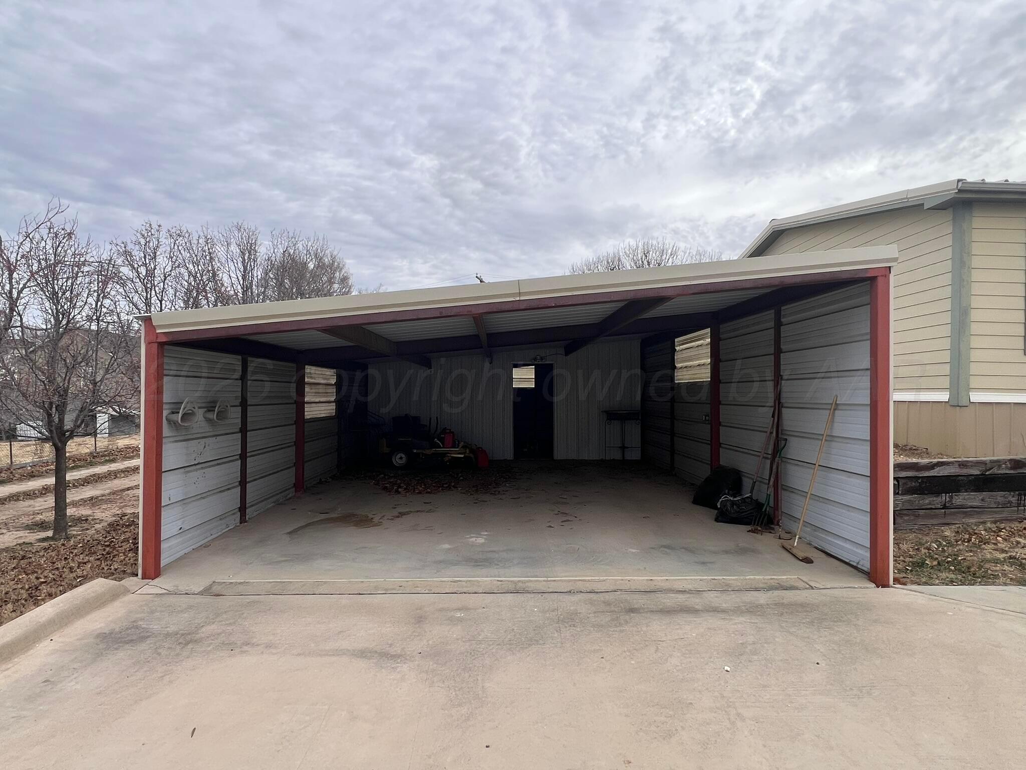 707 Conklin Street Canadian, TX 79014 - Photo 33 of 38 a view of a car garage