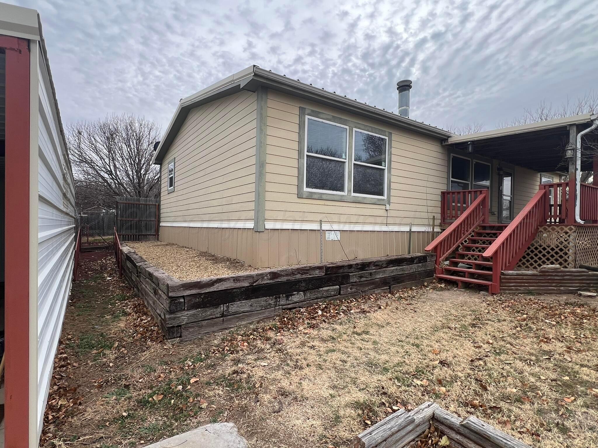 707 Conklin Street Canadian, TX 79014 - Photo 6 of 38 a backyard of a house with barbeque oven