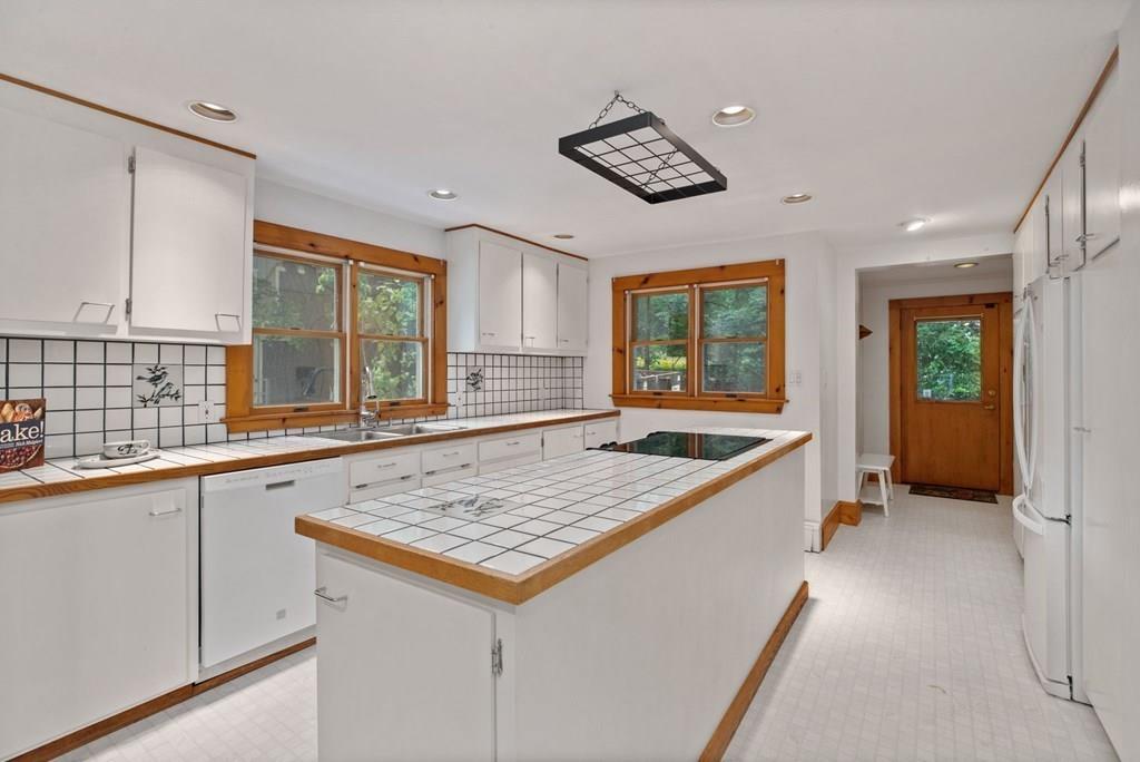 674 Webster Street Hanover, MA 02339 - Photo 10 of 35 Gallery Image 10