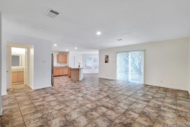 $2,150 | 10211 Windstone Creek, San Antonio, TX 78254