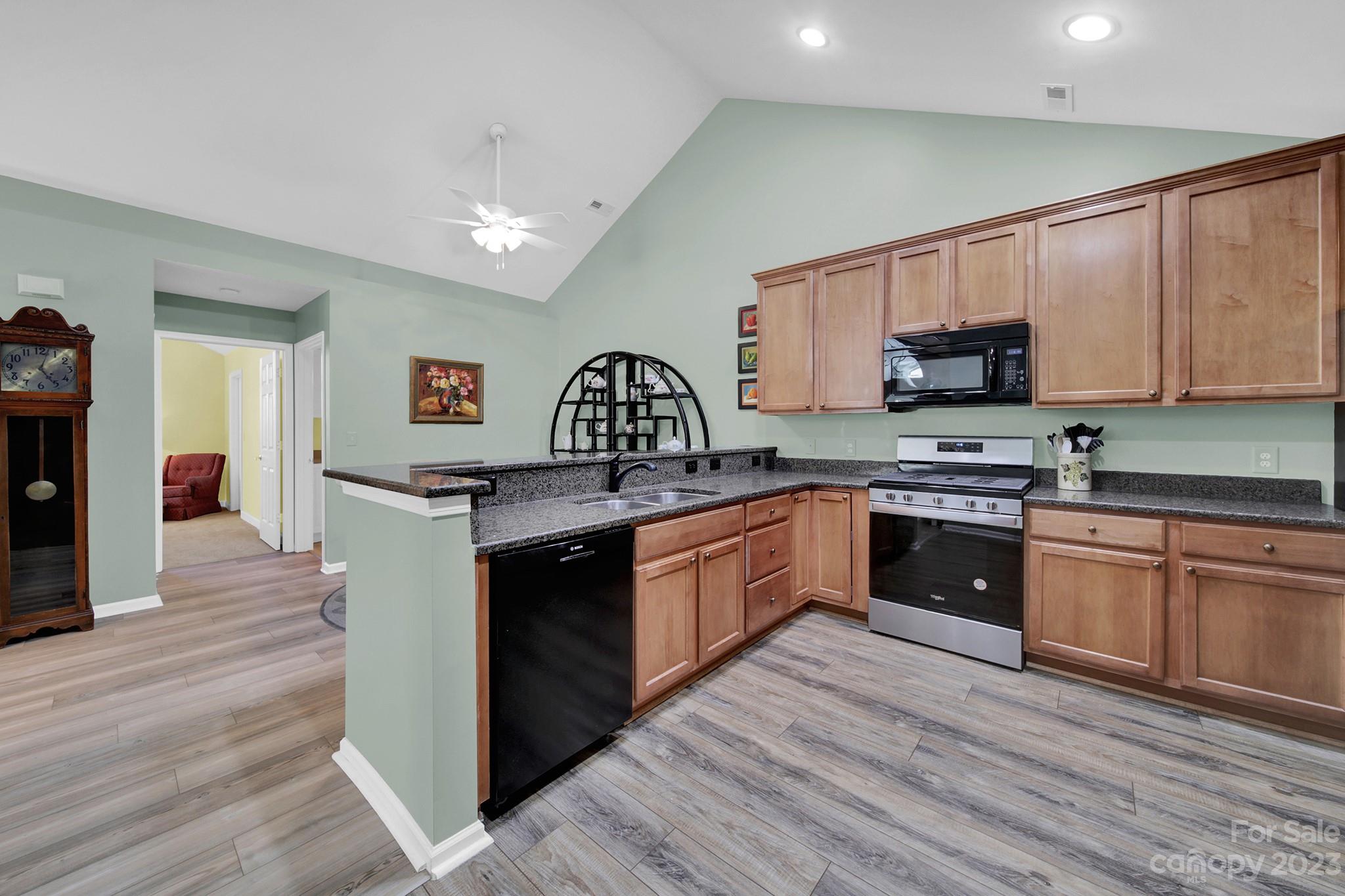 808 Ledgestone Court Tega Cay, SC 29708 - Photo 10 of 30 Gallery Image 10