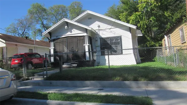 $1,700 | 401 North Moore Street, Dallas, TX 75203