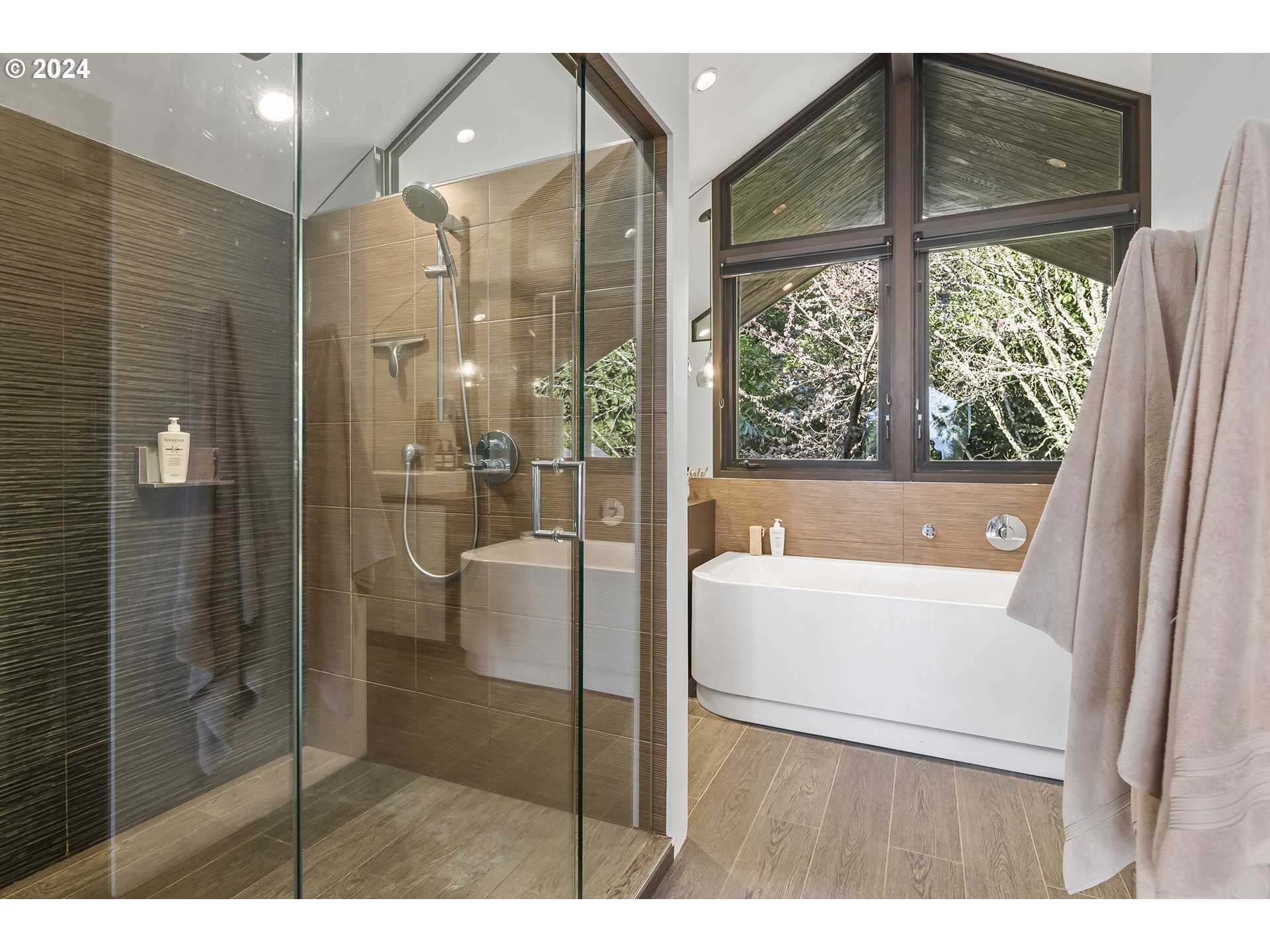 1870 South Palatine Hill Road Portland, OR 97219 - Photo 23 of 40 Owner's Suite Bathroom