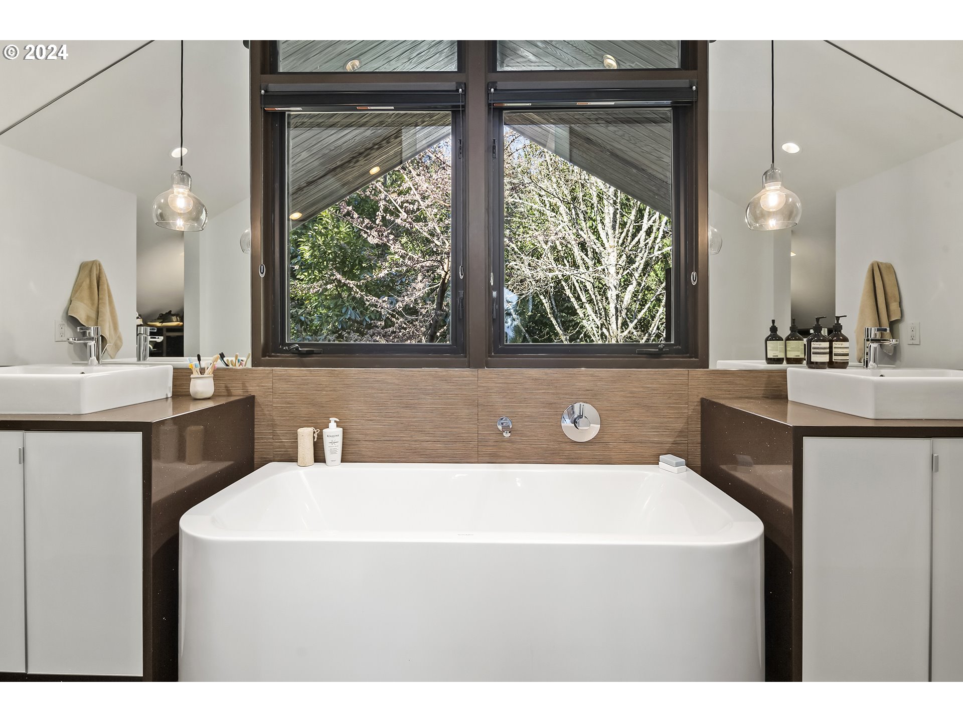 1870 South Palatine Hill Road Portland, OR 97219 - Photo 24 of 40 Owner's Suite Bathroom