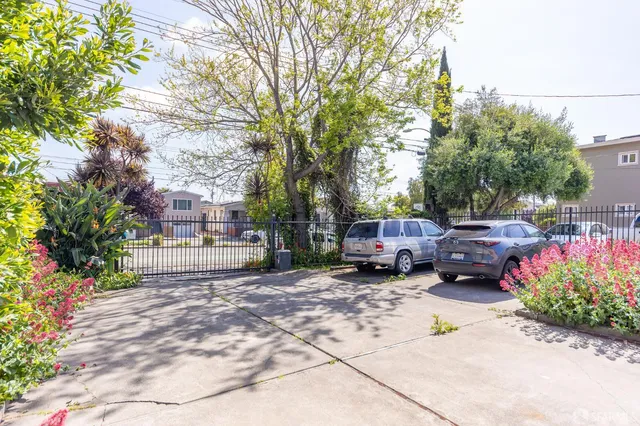 $2,500 | 902 40th Street, Oakland, CA 94608