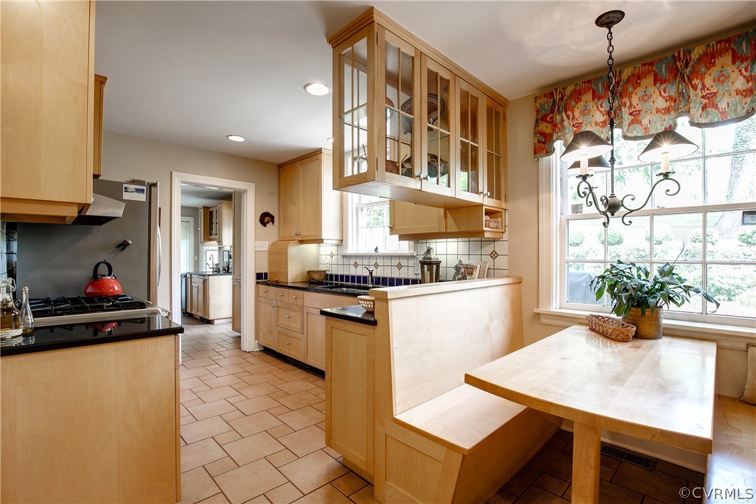 8902 Tolman Road Henrico, VA 23229 - Photo 18 of 50 Casual dining area with booth seating