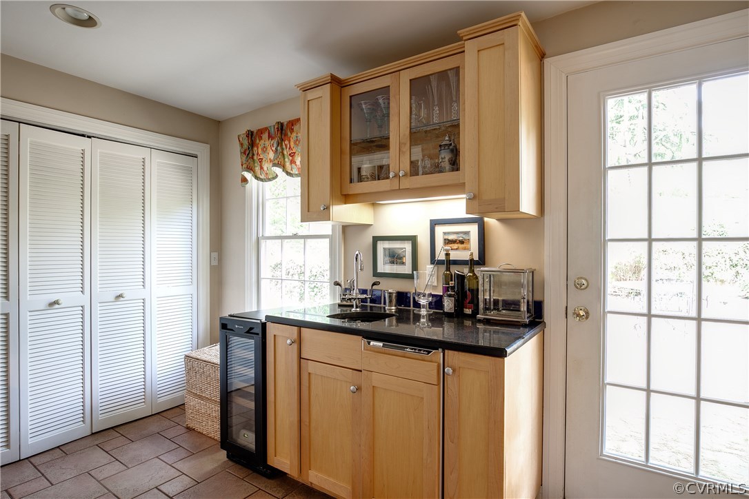 8902 Tolman Road Henrico, VA 23229 - Photo 21 of 50 Bar, laundry closet and access to the terrace