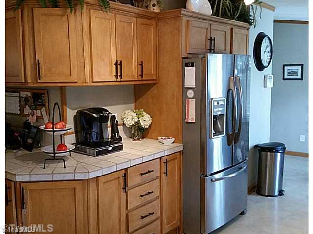 1060 Hill Road King, NC 27021 - Photo 4 of 11 Kitchen. Stainless appliances stay