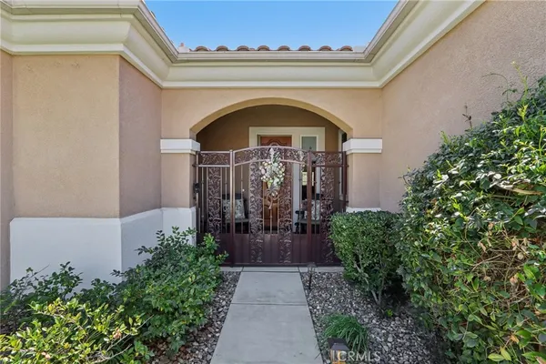a view of entryway with garden