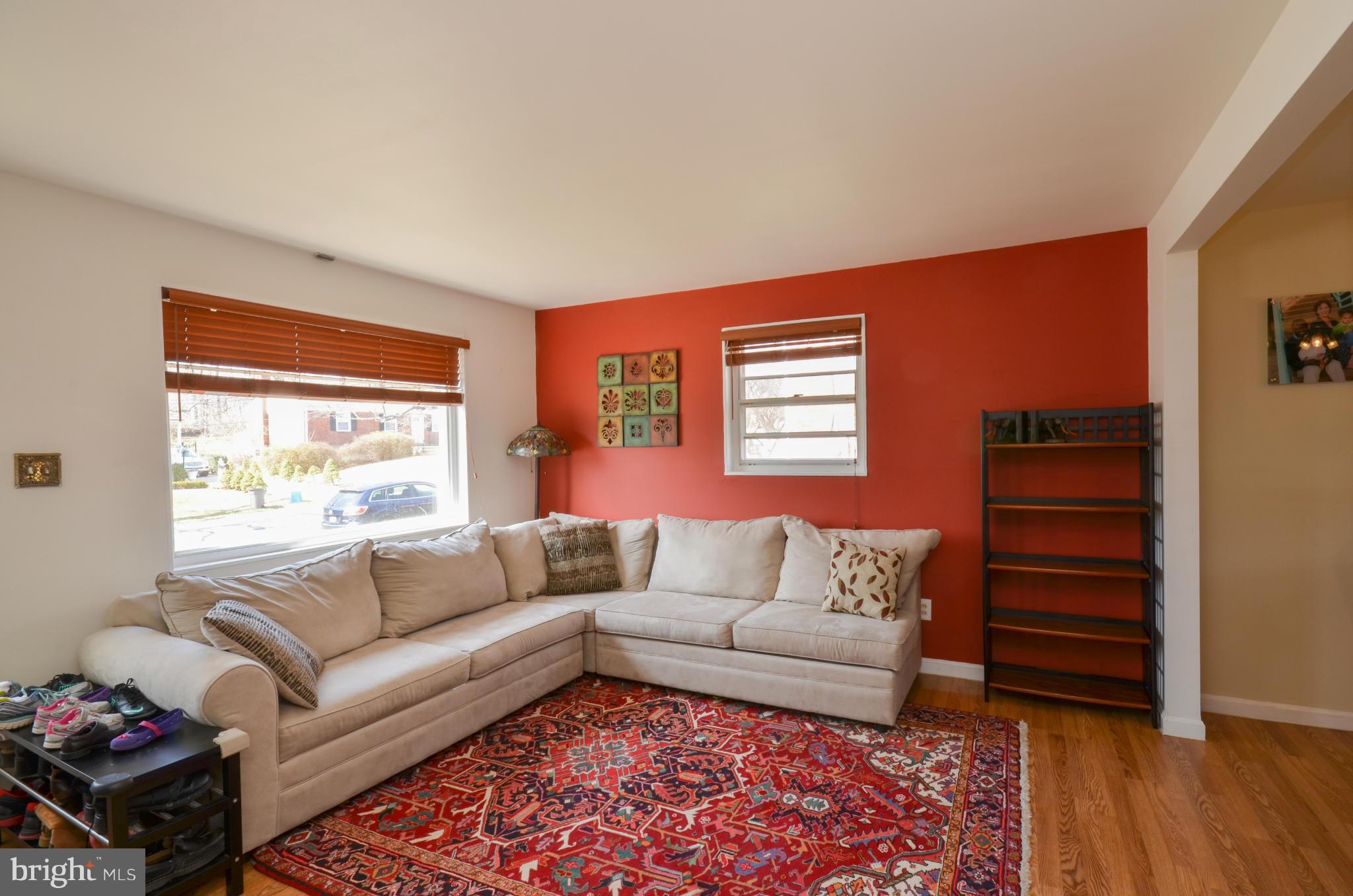 11805 Rocking Horse Road Rockville, MD 20852 - Photo 3 of 29 Living Room