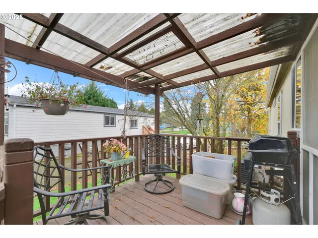 a view of an house with backyard