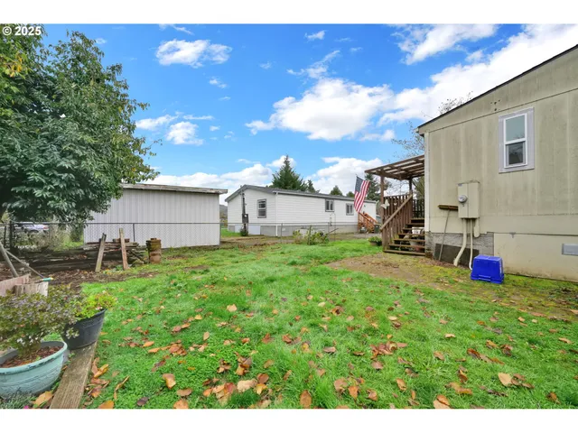 a view of yard with green space