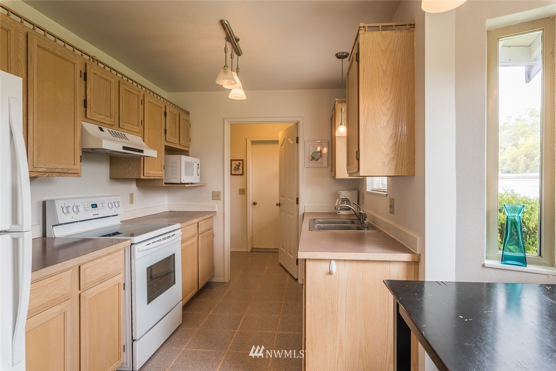 8238 Snohomish Road Blaine, WA 98230 - Photo 10 of 24 Gallery Image 10