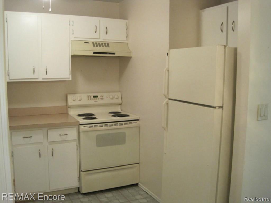 4921 Crooks Road, Unit 96 Royal Oak, MI 48073 - Photo 9 of 19 Kitchen - View 2