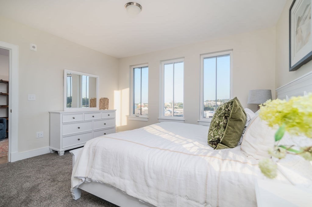 488 Quincy Avenue, Unit 13 Quincy, MA 02169 - Photo 14 of 23 a spacious bedroom with a bed and a couch