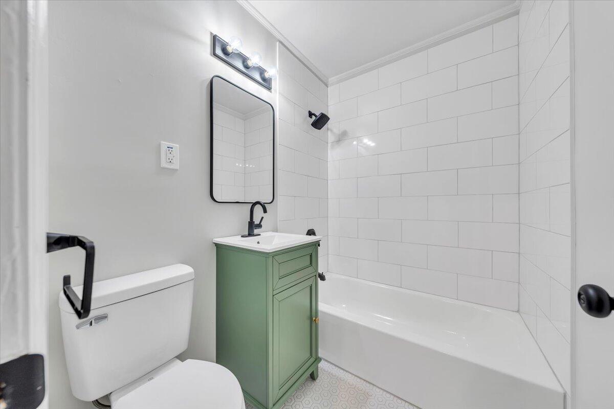1004 26th Street Southwest Roanoke, VA 24015 - Photo 15 of 27 a bathroom with a toilet sink and bathtub