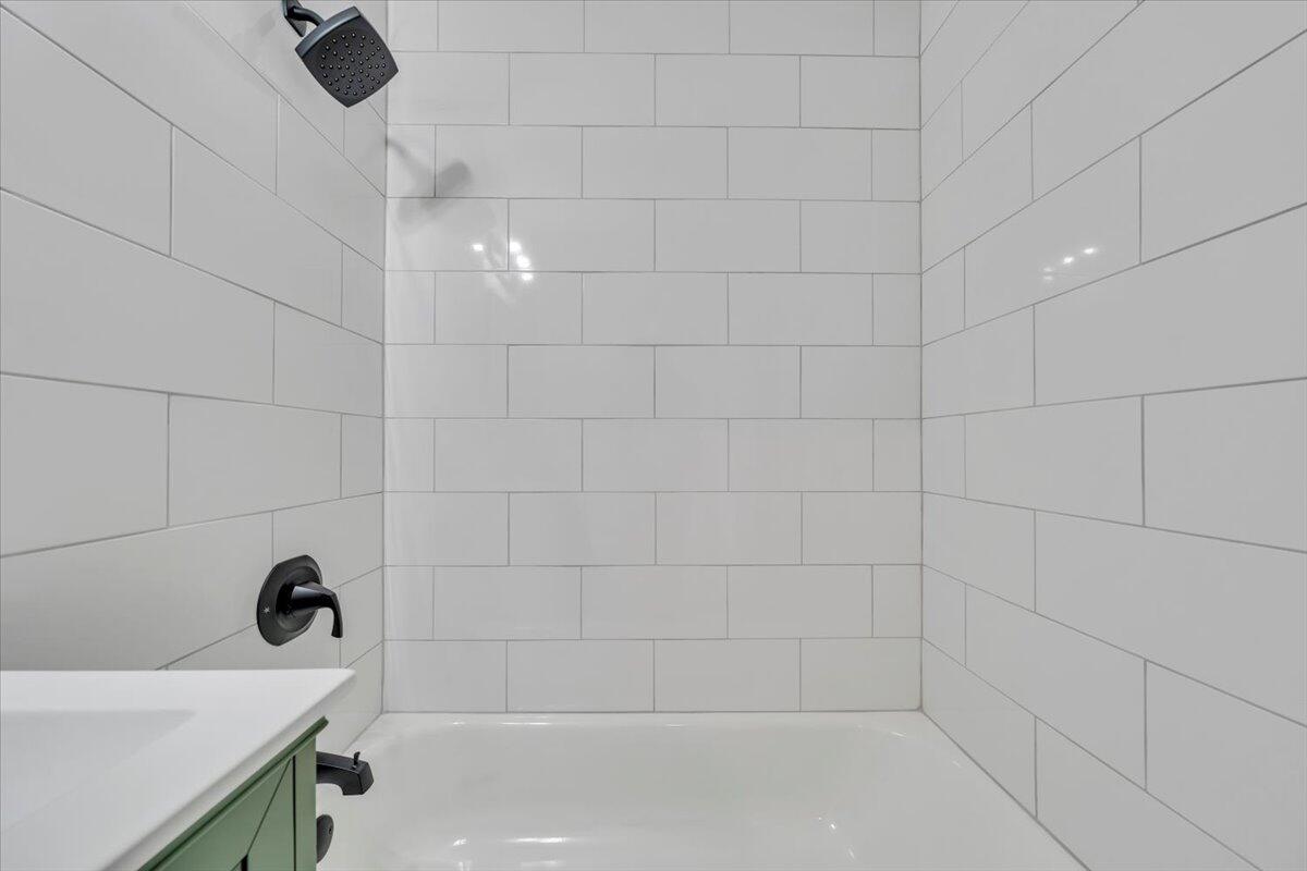 1004 26th Street Southwest Roanoke, VA 24015 - Photo 17 of 27 a bathroom with a bathtub