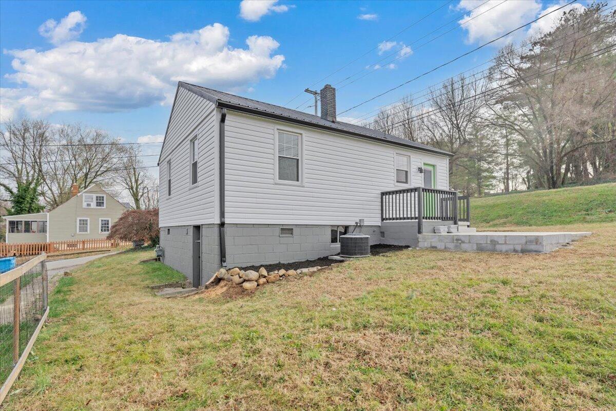 1004 26th Street Southwest Roanoke, VA 24015 - Photo 21 of 27 a view of a house with a yard