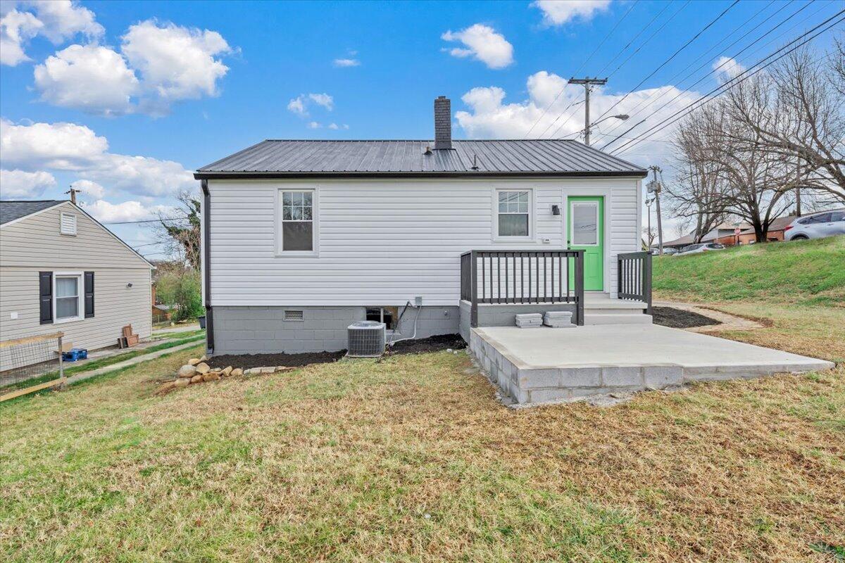 1004 26th Street Southwest Roanoke, VA 24015 - Photo 22 of 27 a front view of a house with a yard