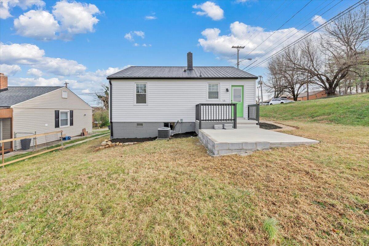 1004 26th Street Southwest Roanoke, VA 24015 - Photo 23 of 27 a house view with a backyard space