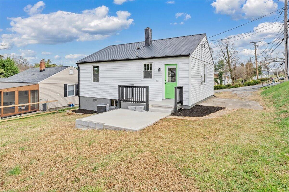 1004 26th Street Southwest Roanoke, VA 24015 - Photo 24 of 27 a view of a house with backyard and sitting area