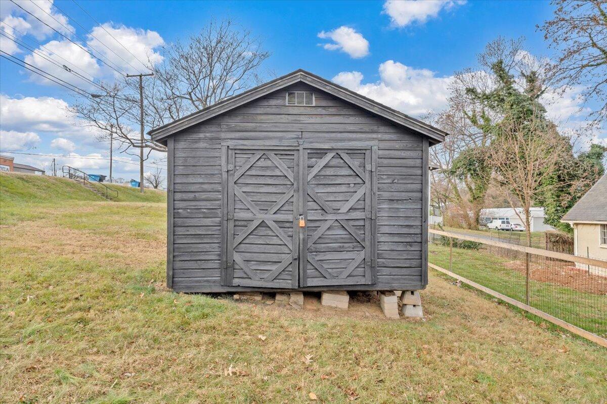 1004 26th Street Southwest Roanoke, VA 24015 - Photo 25 of 27 a front view of a house with garden