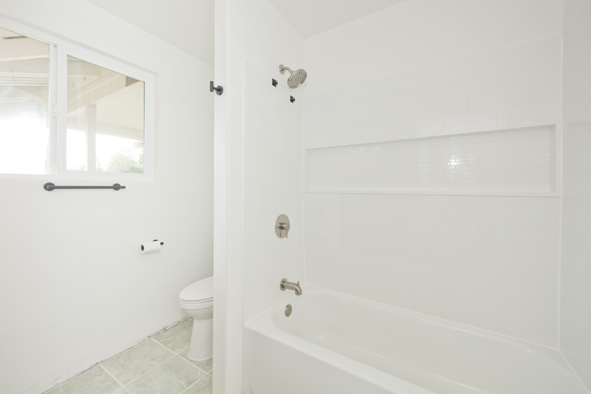 18-1465 Ihope Road Mountain View, HI 96771 - Photo 18 of 30 a bathroom with a bathtub