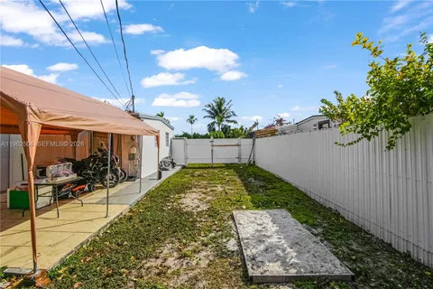 a view of a backyard