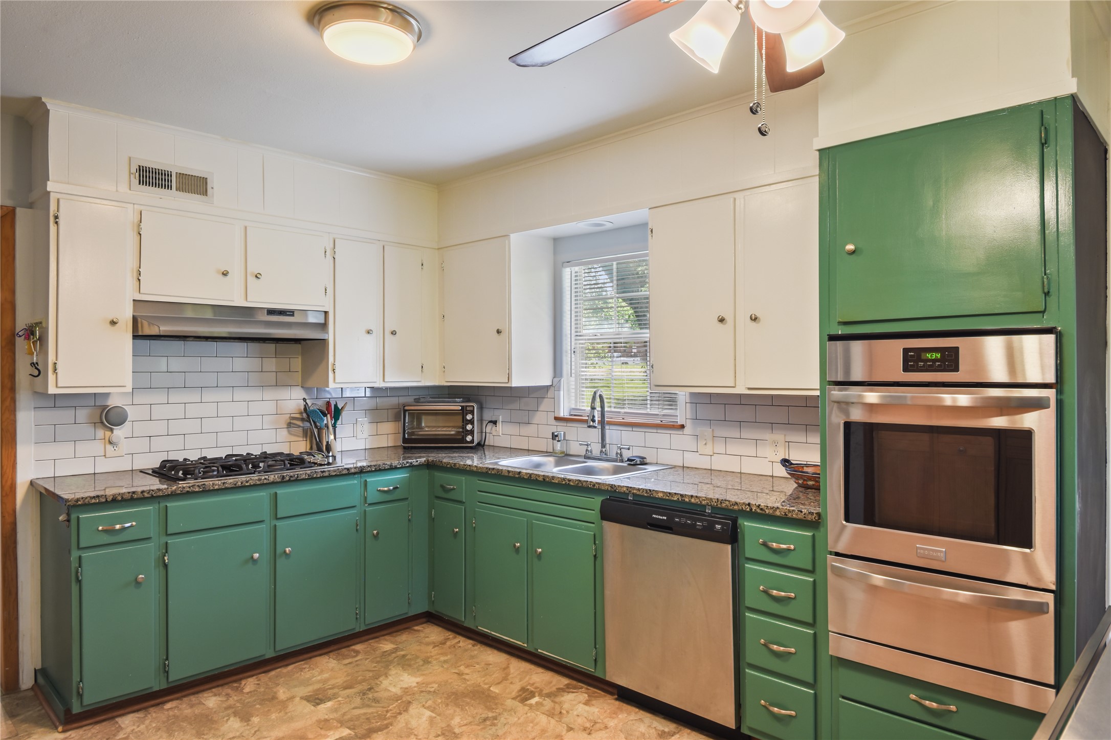 528 Old McDade Road Elgin, TX 78621 - Photo 13 of 40 Stainless steel appliances