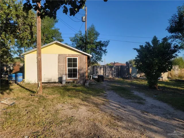 a view of a house with backyard