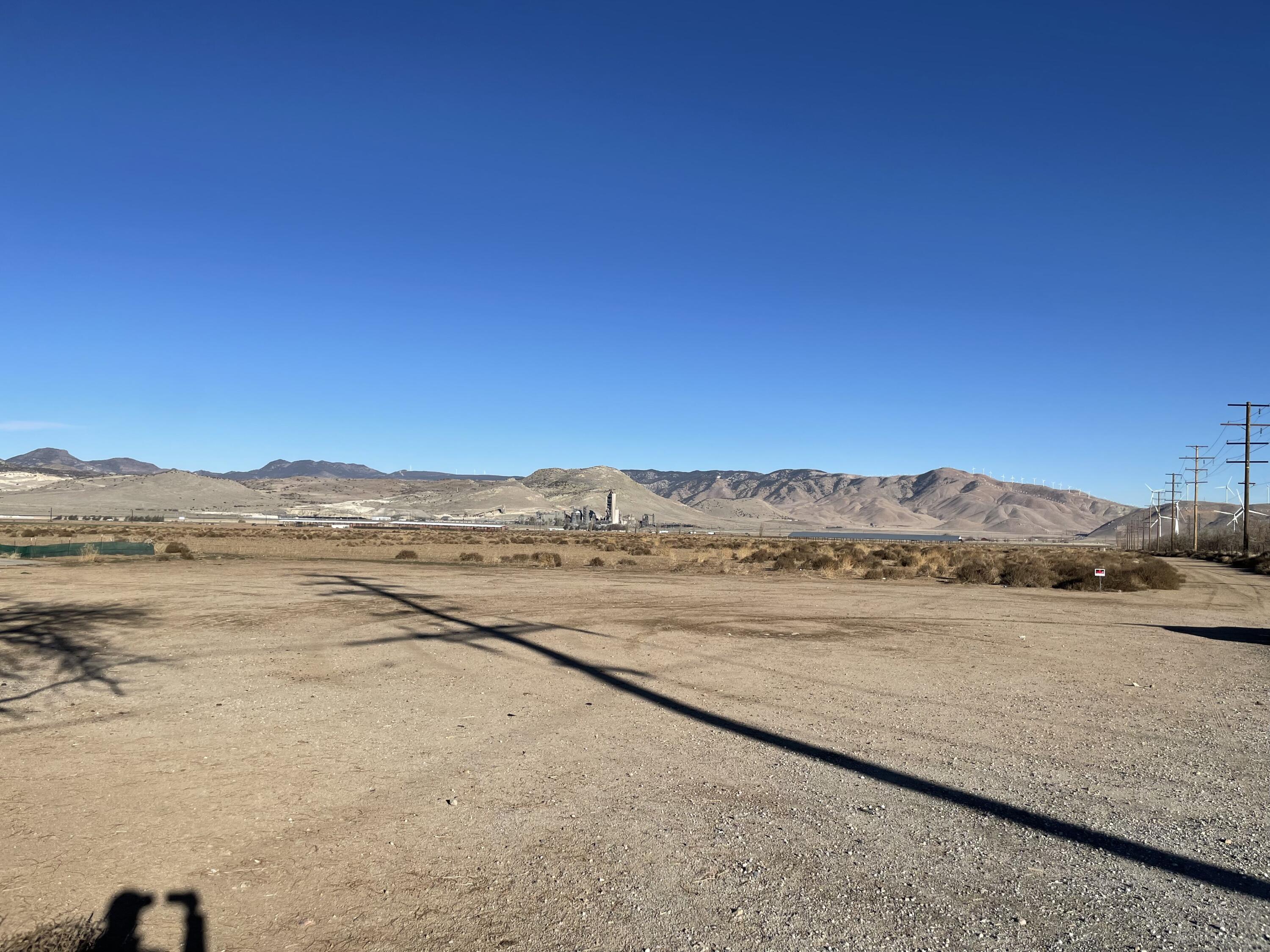20028 Tehachapi Willow Springs Road Tehachapi, CA 93561 - Photo 17 of 24 a view of an ocean and a mountain