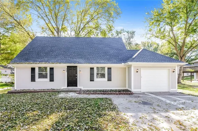 $2,200 | 303 East 11th Street, Kearney, MO 64060