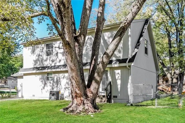 $2,200 | 303 East 11th Street, Kearney, MO 64060