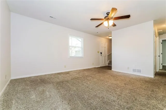 $2,200 | 303 East 11th Street, Kearney, MO 64060