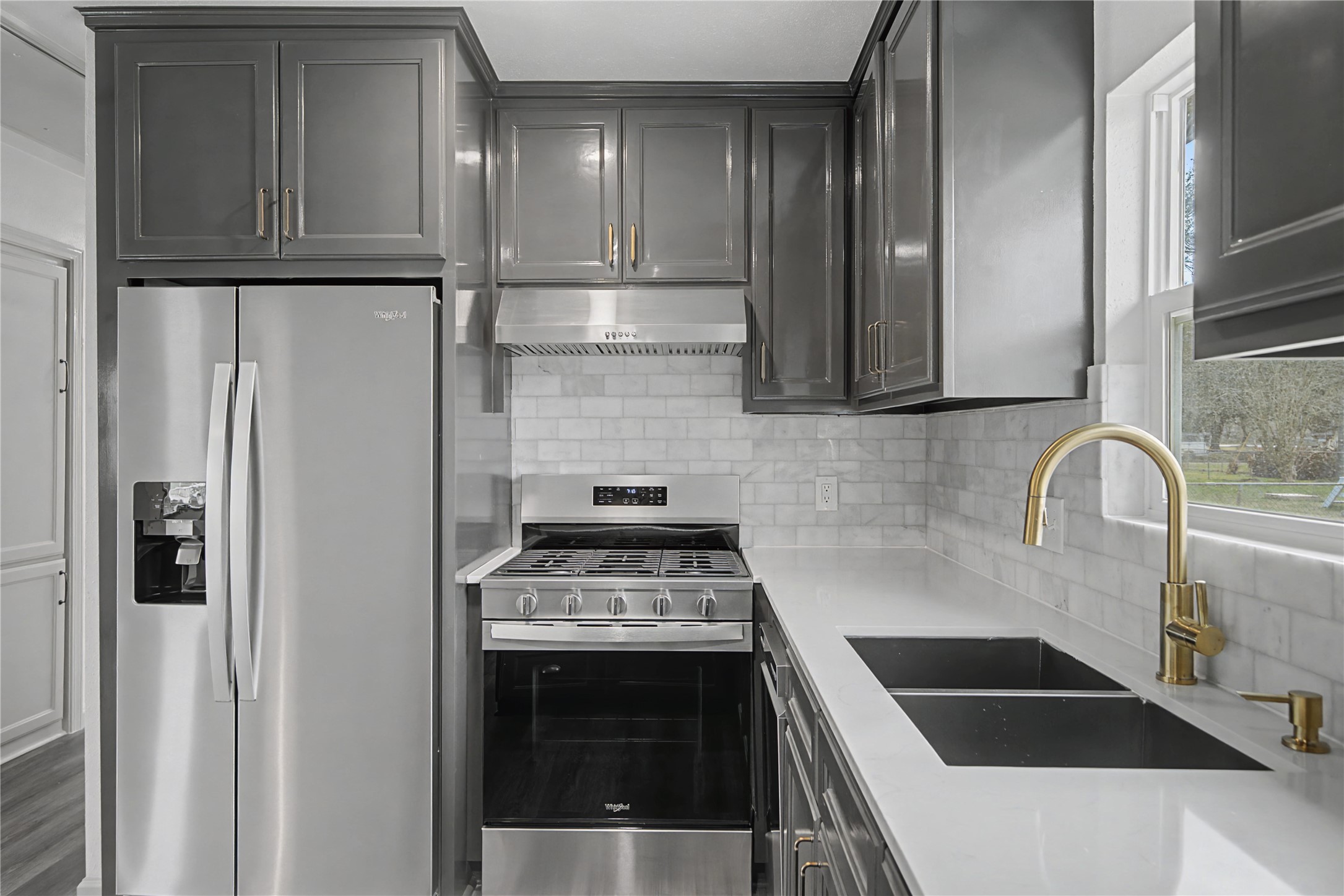 1108 Nottingham Drive Angleton, TX 77515 - Photo 10 of 27 a kitchen with granite countertop a refrigerator and a stove