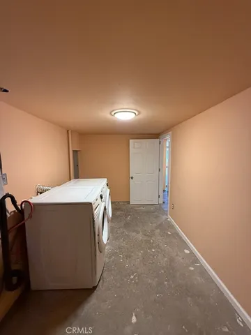 a view of a livingroom with washer and dryer