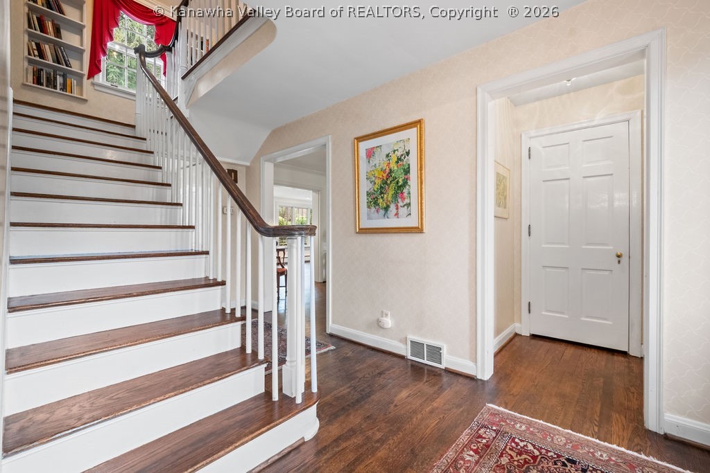 606 Briarwood Road Charleston, WV 25314 - Photo 5 of 49 Entrance hall with graceful stairway