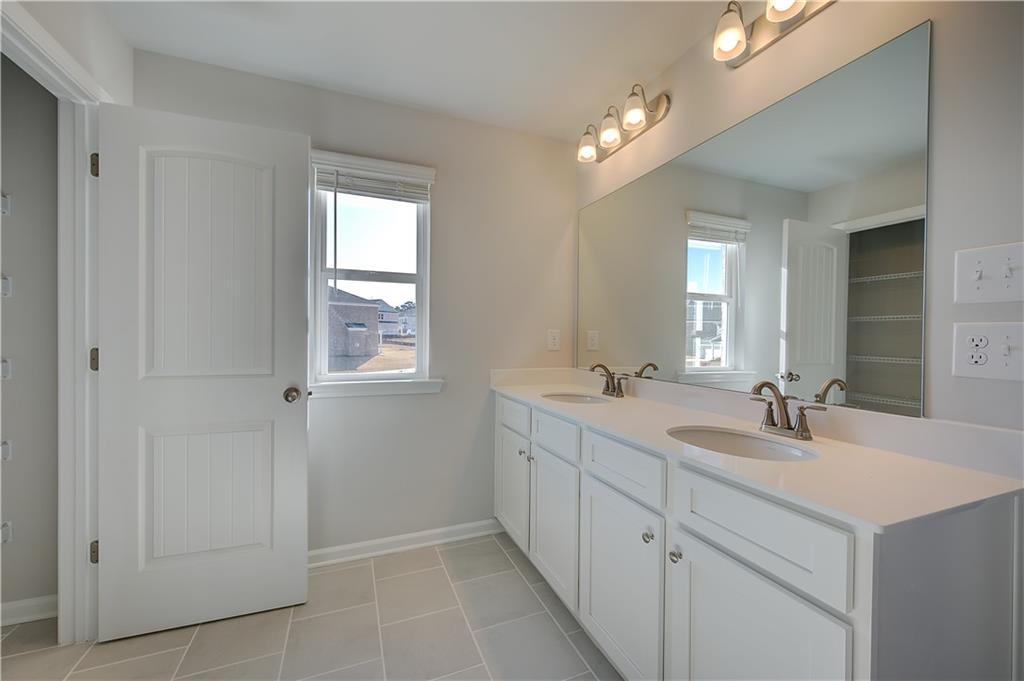 143 Dalston Cove Stockbridge, GA 30281 - Photo 26 of 32 a bathroom with a sink and a mirror