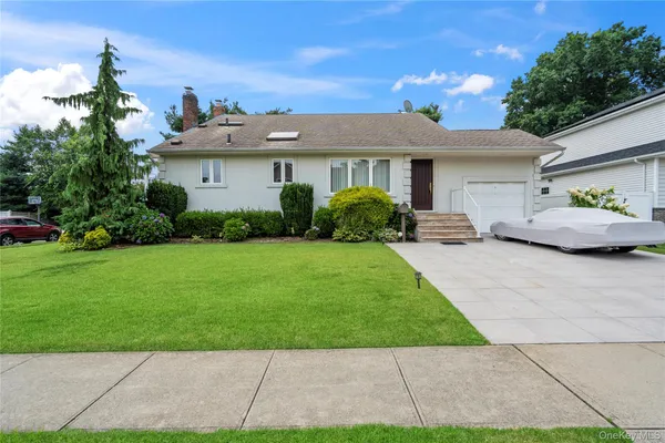 $925,000 | 33 Shelter Hill Road, Plainview, NY 11803