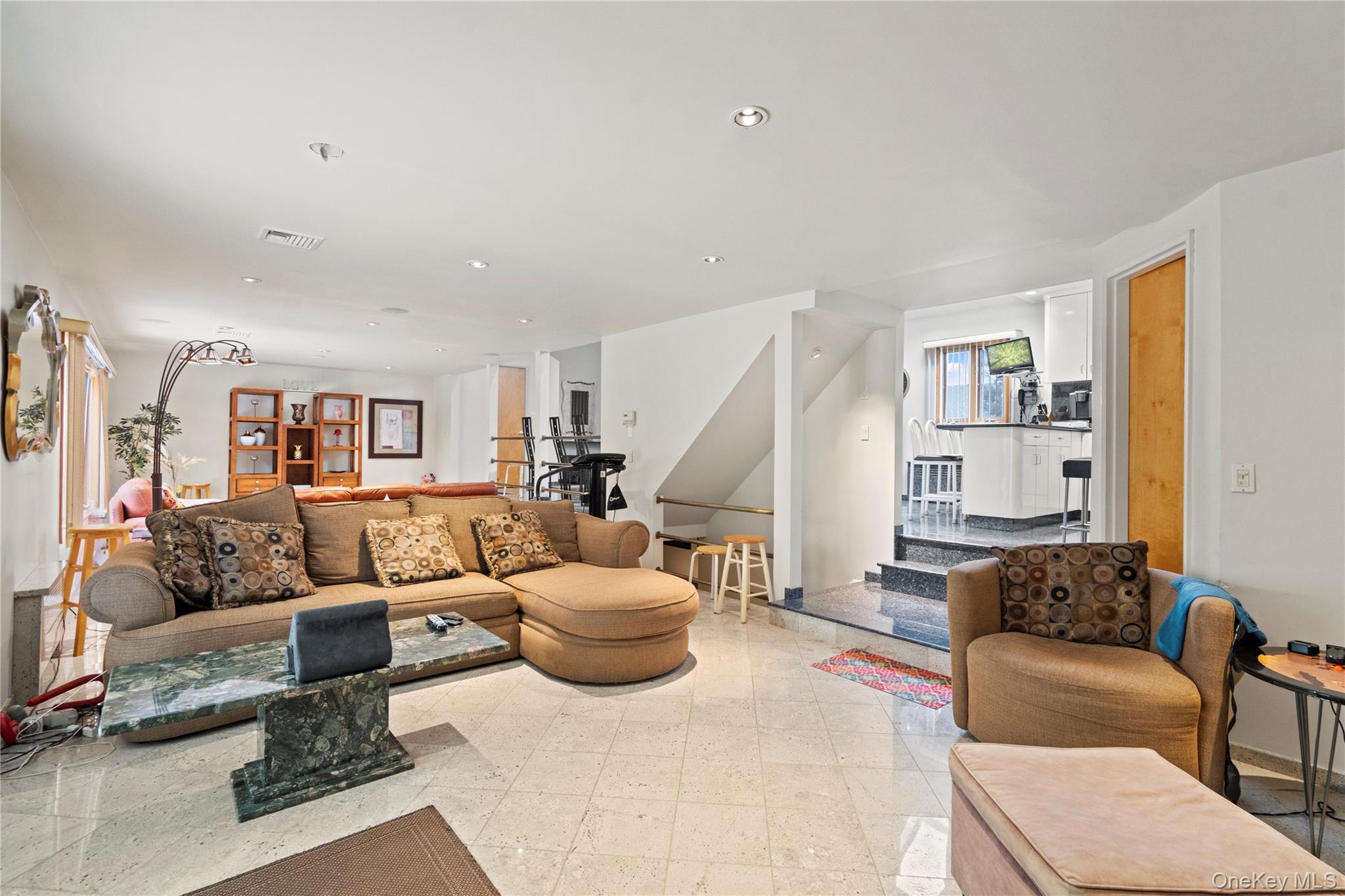 33 Shelter Hill Road Plainview, NY 11803 - Photo 13 of 34