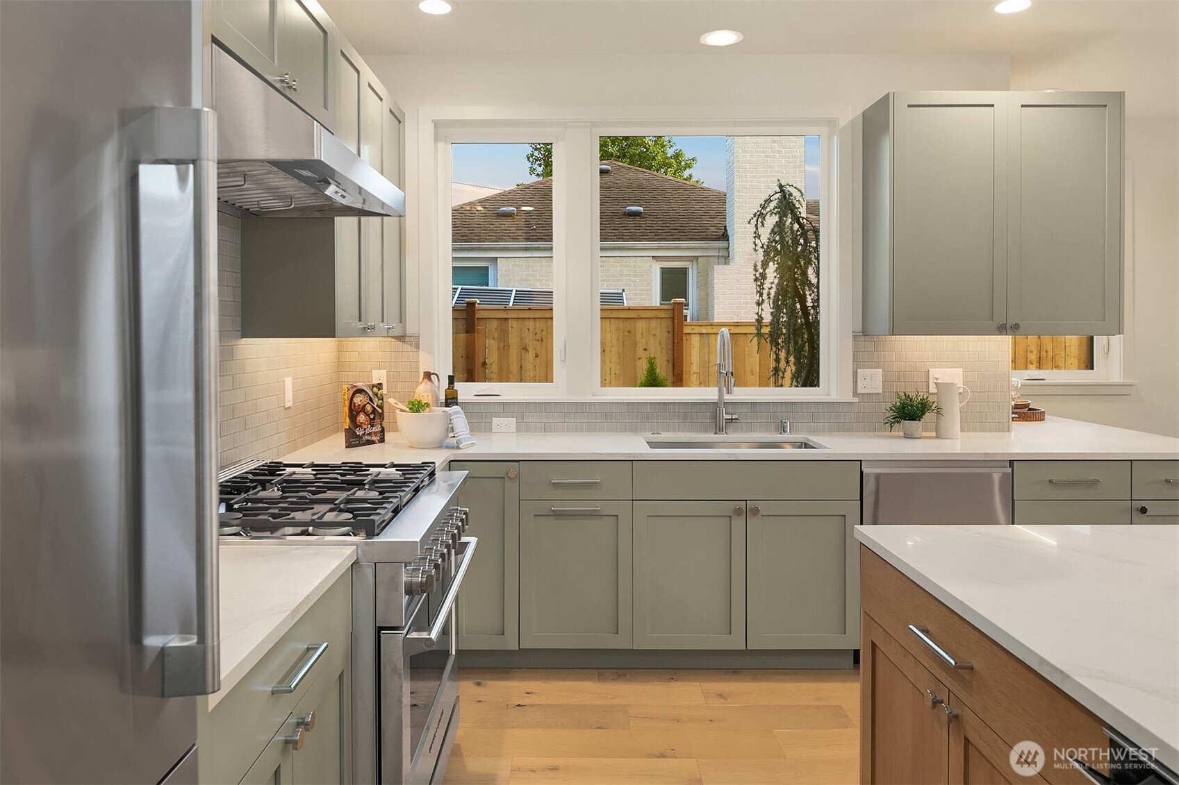 3010 32nd Avenue West Seattle, WA 98199 - Photo 9 of 35