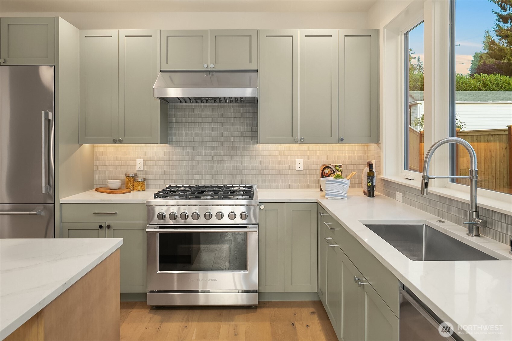 3010 32nd Avenue West Seattle, WA 98199 - Photo 10 of 35