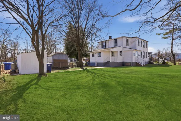 a view of a house with a backyard