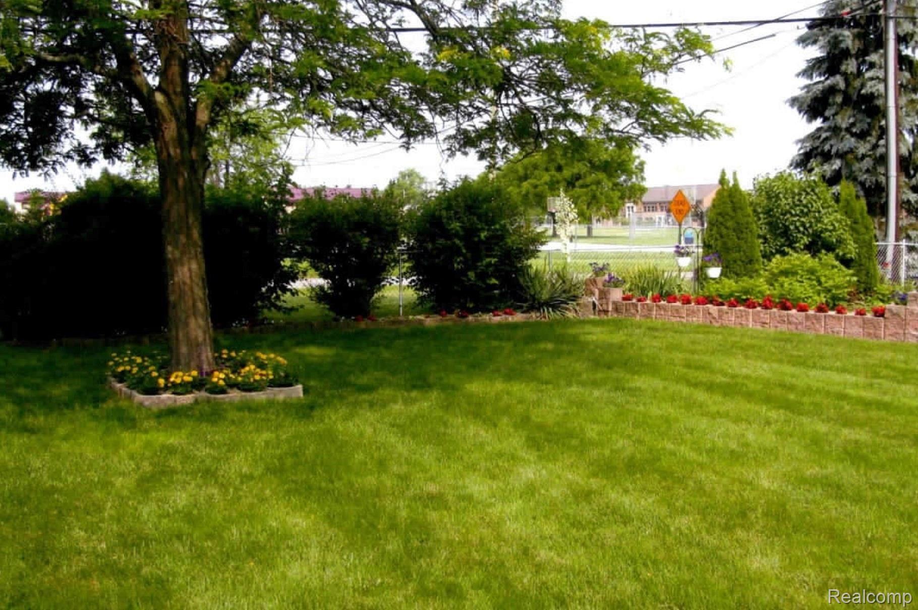 5240 Maybee Road Clarkston, MI 48346 - Photo 3 of 10 Screen Shot 2020-01-14 at 2.17