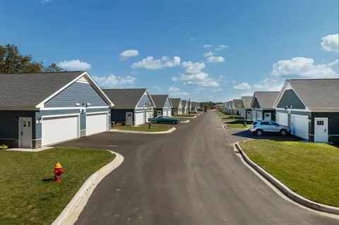 $2,850 | 1811 West Wysteria Lane, Unit 605, Oak Creek, WI 53154