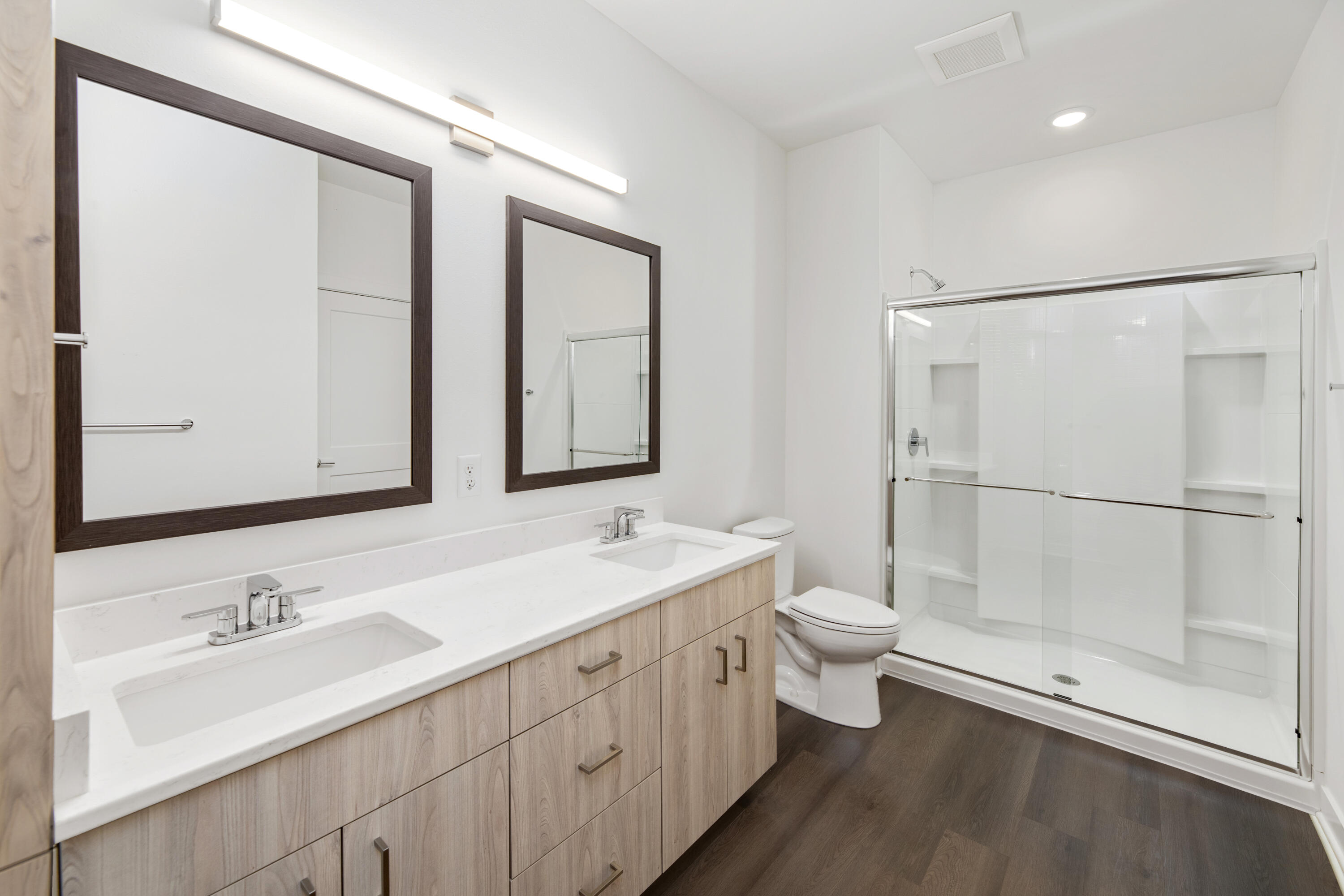 1811 West Wysteria Lane, Unit 605 Oak Creek, WI 53154 - Photo 11 of 33 Primary ensuite bathroom