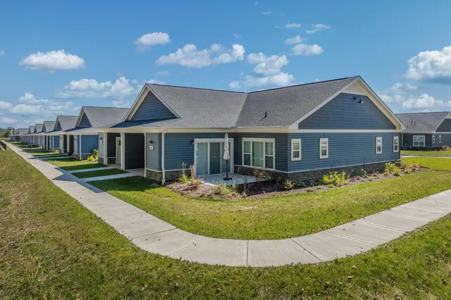 $2,850 | 1811 West Wysteria Lane, Unit 605, Oak Creek, WI 53154