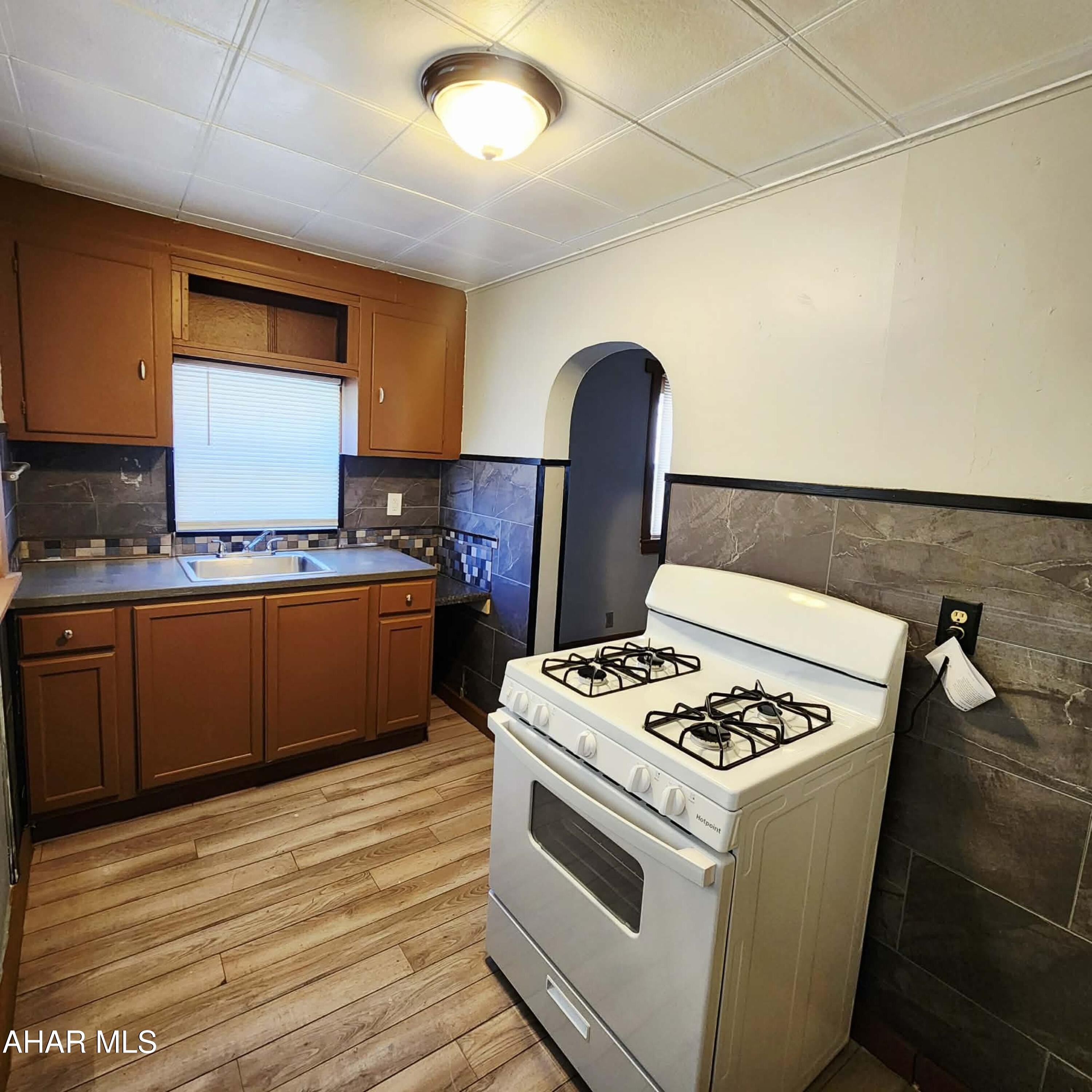 3515 Walnut Avenue Altoona, PA 16601 - Photo 3 of 17