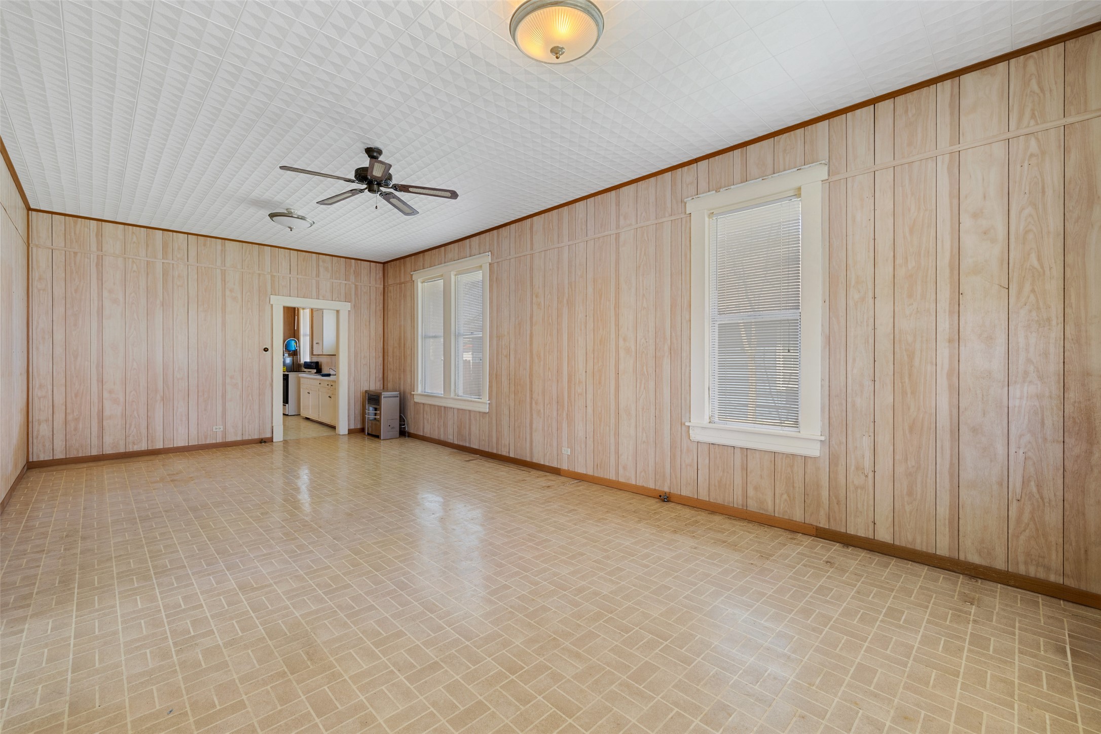 303 Vernon Street Taylor, TX 76574 - Photo 12 of 37 Living Room with ceiling fan